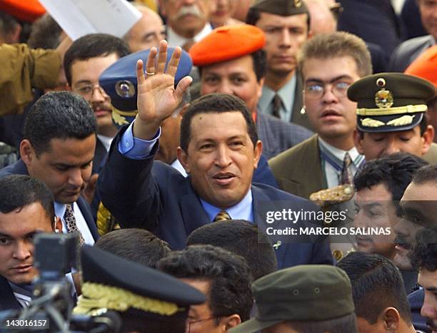 Venezuelan president-elect, Hugo Chavez, waves 18 December during a visit to Bogota. El presidente electo de Venezuela, Hugo Chavez, rodeado de...