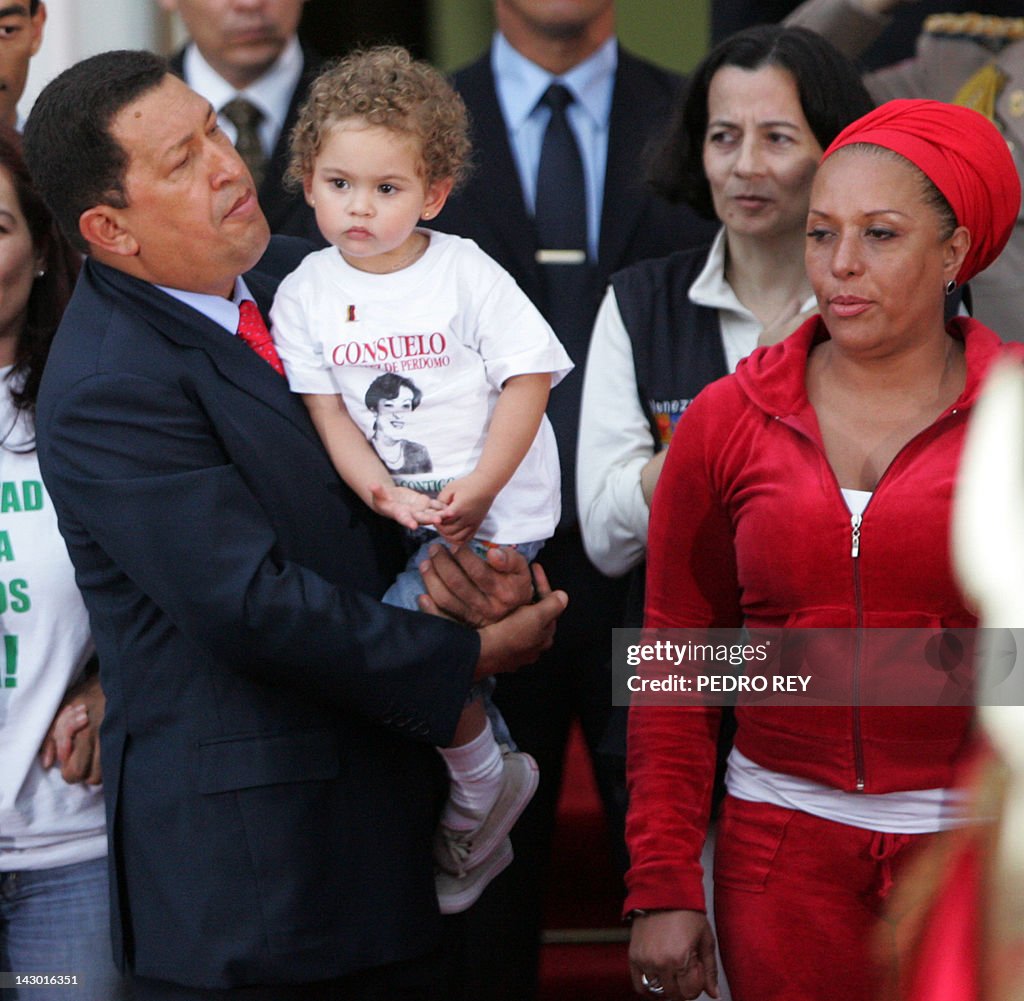 Venezuelan president Hugo Chavez (L) hol