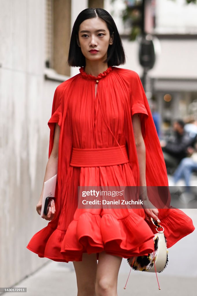 Street Style - Paris Fashion Week - Womenswear Spring/Summer 2023 : Day Eight