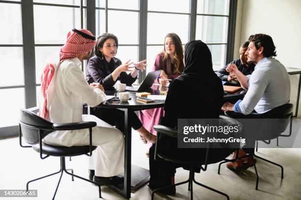 diverse geschäftsleute aus riad diskutieren projektpläne - saudi arabia business stock-fotos und bilder