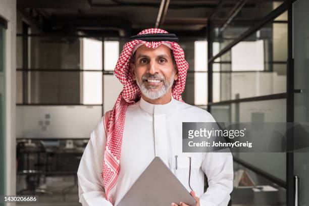 indoor portrait of riyadh executive holding digital tablet - 阿拉伯 個照片及圖片檔