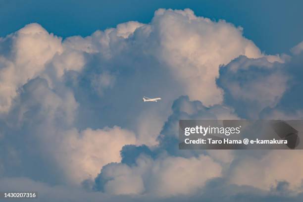 the airplane flying in the summer sky over tokyo of japan - cumulus stockfoto's en -beelden