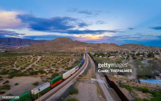 tren que pasa junto a la ciudad de puerto de anapra en la frontera entre estados unidos y méxico - vista de drones - ciudad juarez fotografías e imágenes de stock