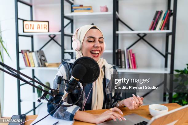 muslim female podcaster live streaming show - young journalist stock pictures, royalty-free photos & images