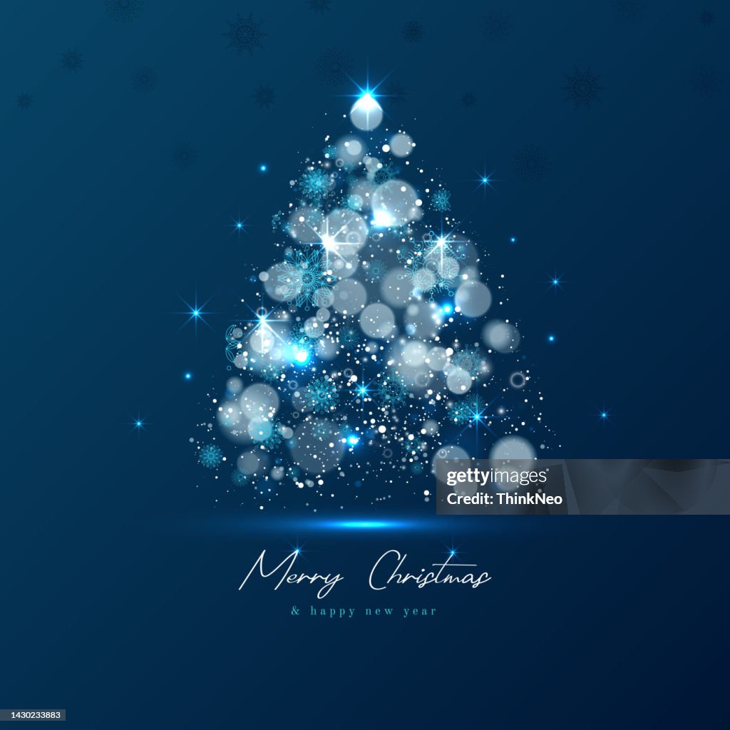 Magischer Weihnachtsbaum aus blauem Licht auf dunklem Hintergrund