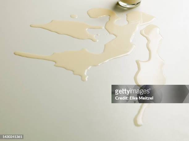 spilled milk - spilt milk foto e immagini stock