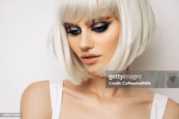 schöne emotionale frau - frau blond perücke stock-fotos und bilder