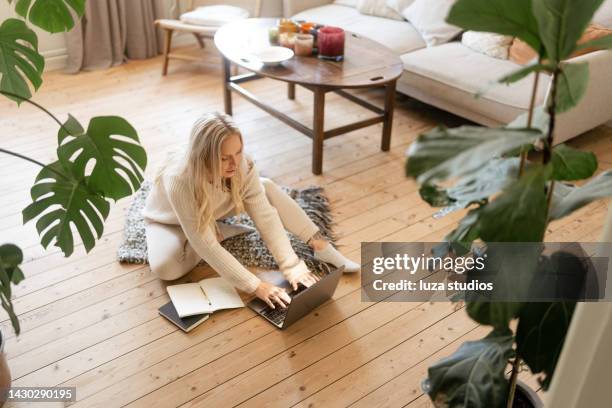 recherche et écriture créative à la maison - scandinavie photos et images de collection