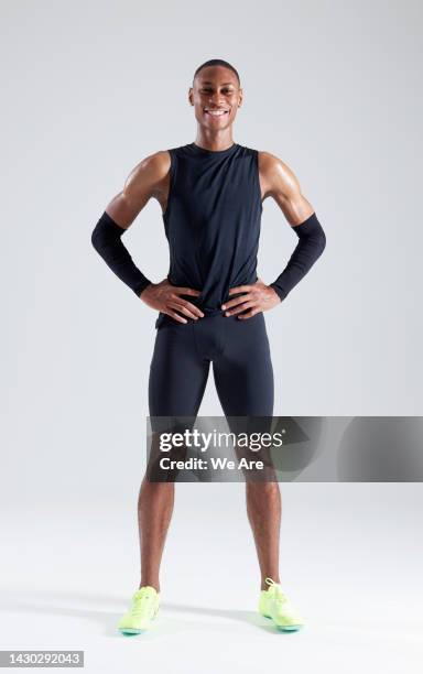 portrait of athlete - position physique photos et images de collection