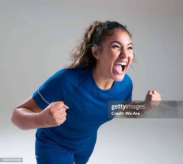 football player celebrating - strength confidence woman studio stockfoto's en -beelden