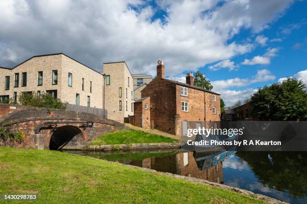 old lock keepers cottage on the ashton canal, manchester, england - manchester en omgeving stockfoto's en -beelden