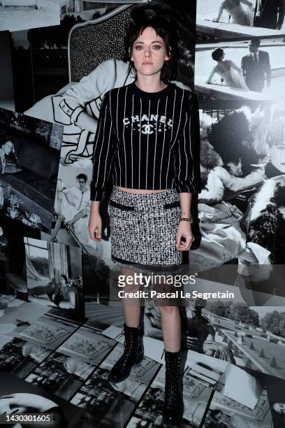 Kristen Stewart attends the Chanel Womenswear Spring/Summer 2023 show as part of Paris Fashion Week on October 04, 2022 in Paris, France.
