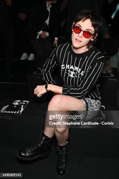 Kristen Stewart attends the Chanel Womenswear Spring/Summer 2023 show as part of Paris Fashion Week on October 04, 2022 in Paris, France.