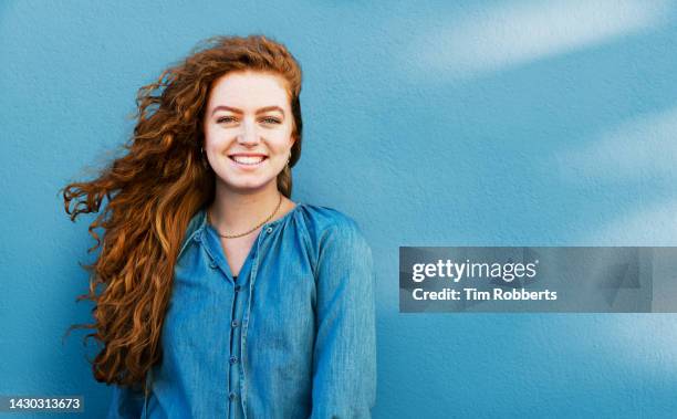 woman looking at camera, happy - headshots for testimonial stock-fotos und bilder