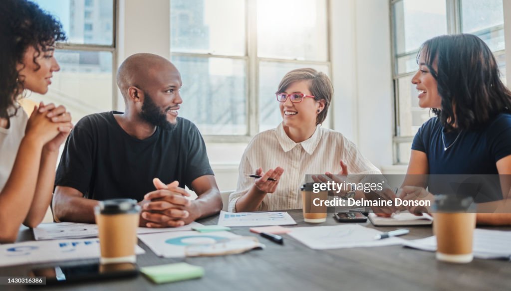 Reunión de planificación, comunicación y estrategia con empresarios para la gestión, innovación y publicidad. Soporte, marketing y trabajo en equipo con los empleados en la oficina para objetivos, visión o análisis