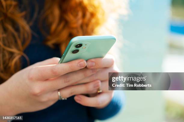 Close Up Or Woman Using Smart Phone, 照片檔