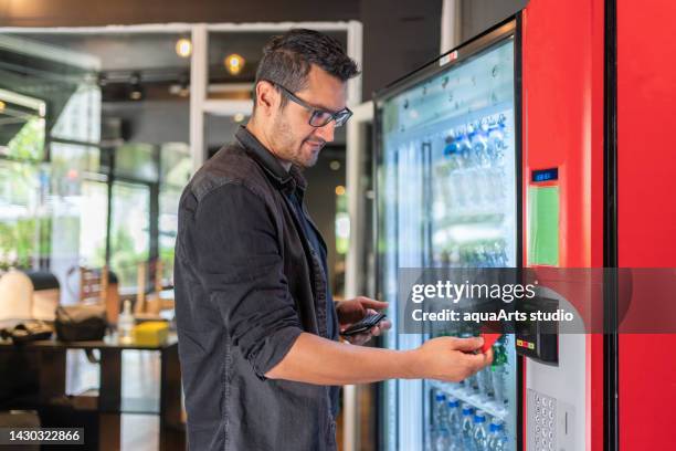 contactless payment on vending machine - online bank service stock pictures, royalty-free photos & images