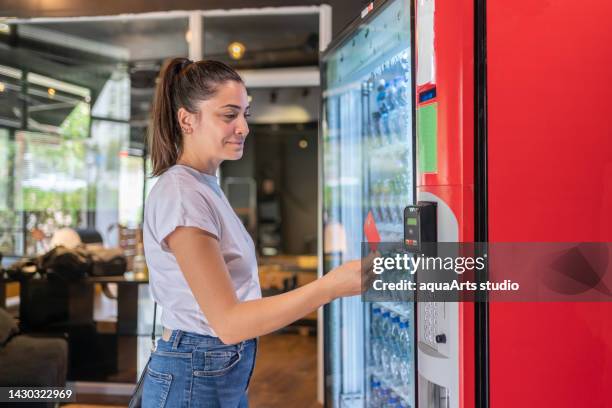 contactless payment on vending machine - vendor payment stock pictures, royalty-free photos & images