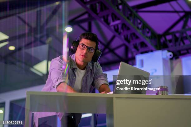 programming engineer is working in his office - uitzendingsprogramma stockfoto's en -beelden