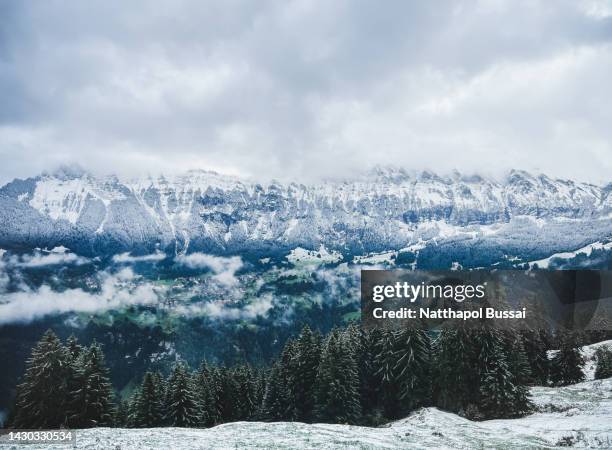swiss alps & jungfau view point from murren village, schilthorn, switzerland - jura suisse photos et images de collection