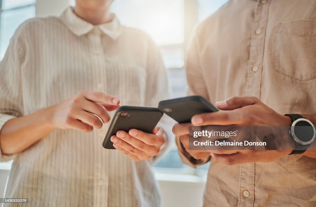 Manos de la gente de negocios, redes sociales y escritura telefónica, contacto y comunicación en tecnología de teléfonos inteligentes. Conexión móvil de primer plano, redes en la nube y aplicaciones web 5g en línea con notificación de Internet