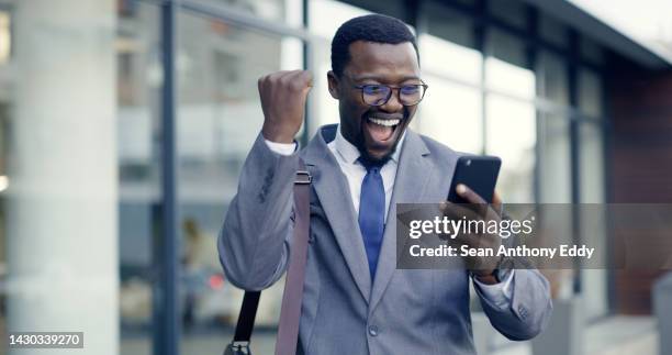 stadtgeschäftsmann, feier und telefonerfolg für überraschende gewinnernachrichten, handelsverkäufe und glückliche faustankündigung. aufgeregte führungskraft liest mobile benachrichtigung, bonus-deal und gewinnenden aktiengewinn - anreiz stock-fotos und bilder