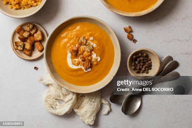 homemade carrot lentil pumpkin and coconut cream soup - soep stockfoto's en -beelden