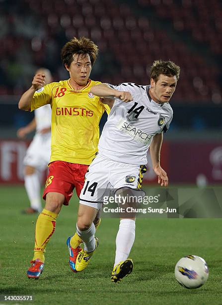 Michael Ryan McGlinchey of Central Coast Mariners competes with Lee Chang-Hoon of Seongnam Ilhwa Chunma during the AFC Asian Champions League Group G...
