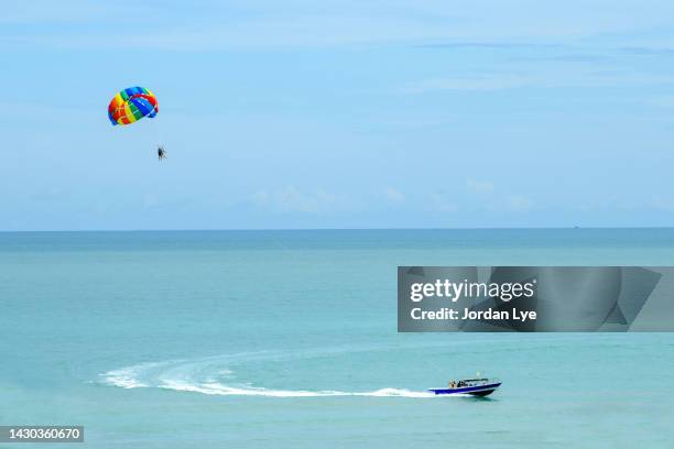 speed boat and parachute - parasailing stock pictures, royalty-free photos & images