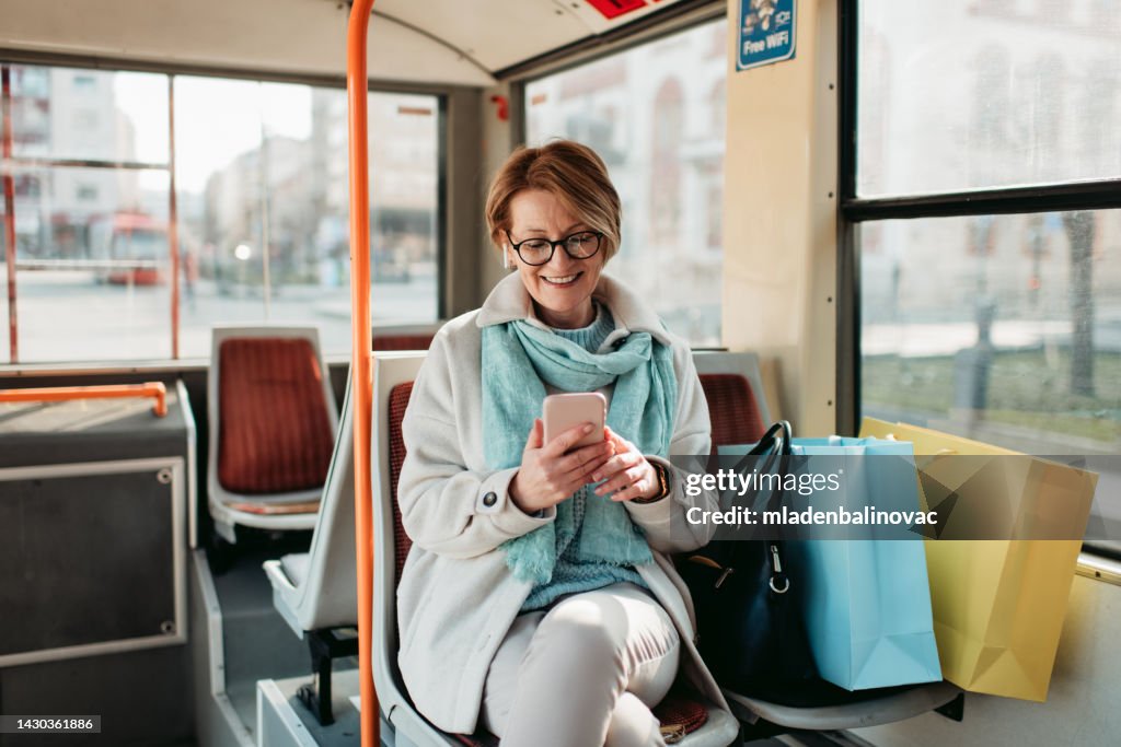 Mujer mayor en el autobús