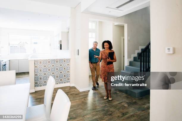 exhibición inmobiliaria - visita de inmuebles en venta fotografías e imágenes de stock