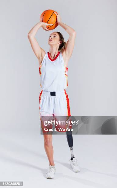 female basketball - studio shot stock-fotos und bilder