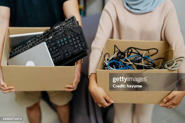 persone asiatiche che riciclano i rifiuti elettronici - attrezzatura elettronica foto e immagini stock