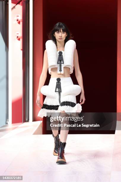 HoYeon Jung walks the runway during the Louis Vuitton Womenswear Photo  d'actualité - Getty Images