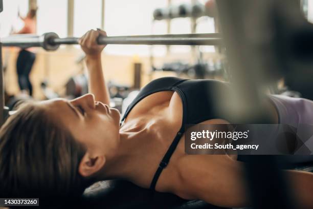 bench press training - women's weightlifting stock pictures, royalty-free photos & images