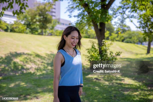 公園内を歩く女性アスリート - スポーツウェア ストックフォトと画像