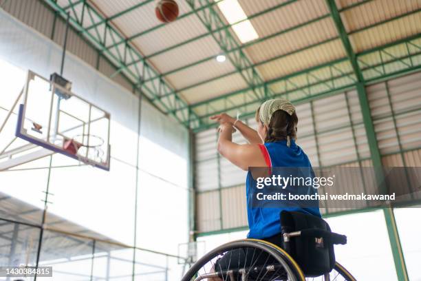 handicapped wheelchair basketball - handicap photos et images de collection