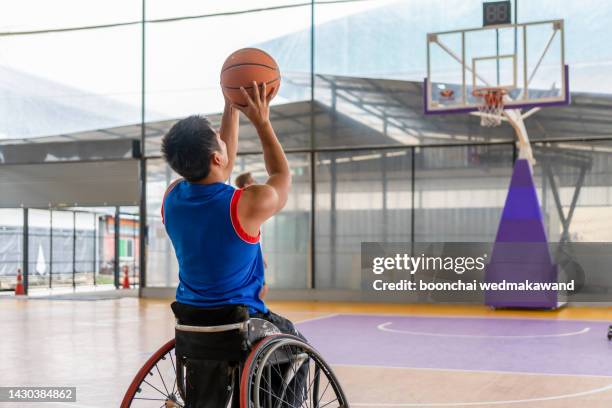 handicapped wheelchair basketball - handicap photos et images de collection