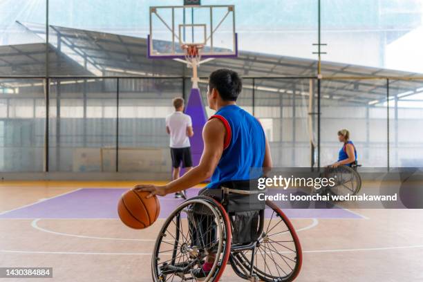 handicapped wheelchair basketball - carrera de sillas de ruedas fotografías e imágenes de stock