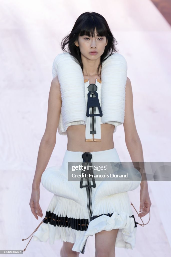 HoYeon Jung walks the runway during the Louis Vuitton Womenswear Foto di  attualità - Getty Images