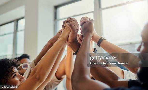 apoio, trabalho em equipe e mãos de pessoas de negócios para a comunidade para colaboração, crescimento e metas. diversidade, visão e confiança com os colaboradores no workshop de networking, inovação e mindset de sucesso - religion diversity - fotografias e filmes do acervo