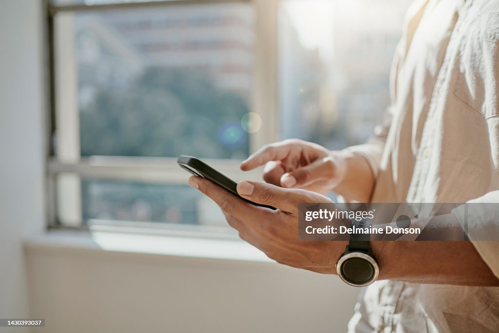 Manos, teléfono y hombre escribiendo en la aplicación de redes sociales, redes o buscando contenido de noticias en un sitio web en línea. Mensajes de texto, chat y comunicación de personas por correo electrónico o sms con clientes comerciales en líne