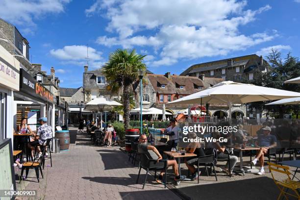 street restaurant at square pellion in saint-cast-le-guildo, brittany, france - cotes d'armor 個照片及圖片檔