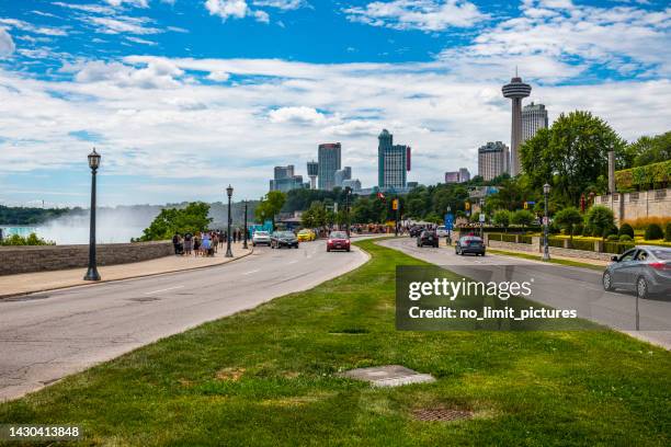 vista lungo una strada a niagara falls city in canada - niagara falls città foto e immagini stock