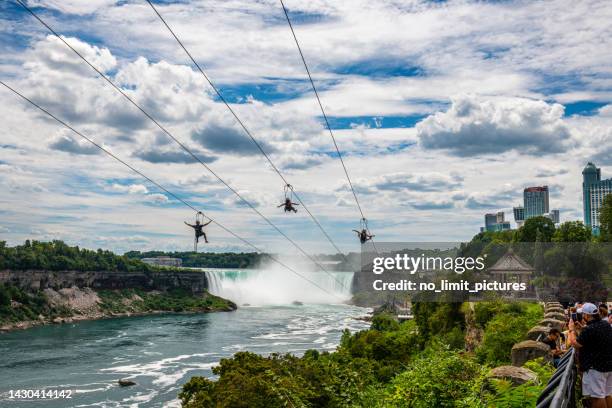 カナダのナイアガラの滝で空飛ぶキツネに乗って楽しんでいる人々 - flying fox ストックフォトと画像