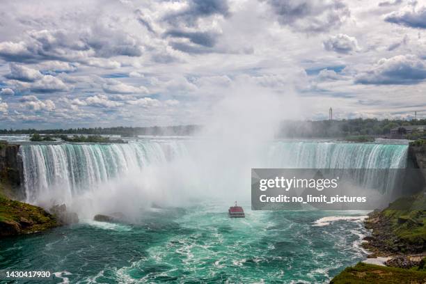 ausflugsboot an den niagarafällen in kanada - horseshoe falls niagara falls stock-fotos und bilder