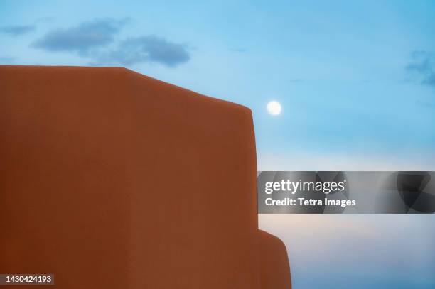 usa, new mexico, santa fe, adobe wall and moon on sky at sunset - adobe wall fotografías e imágenes de stock