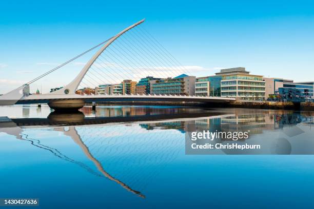 samuel beckett bridge, river liffey, dublin, irland - dublin city skyline stock-fotos und bilder