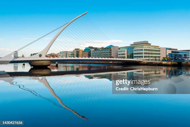 puente samuel beckett, río liffey, dublín, irlanda - dublin fotografías e imágenes de stock