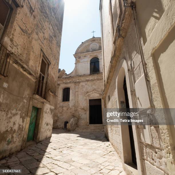 italy, apulia, monopoli, stone church in old town - bari 個照片及圖片檔